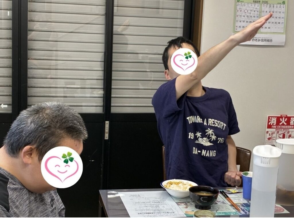 【グループホームの朝】ウトウトさんと変身ヒーロー!個性豊かな入居者様たちのクスッと笑える日常