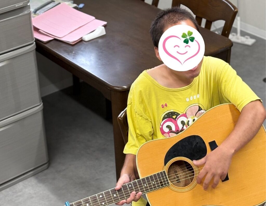 【グループホームの日常】気分はロックスター!?初めてのギター演奏で笑顔満開